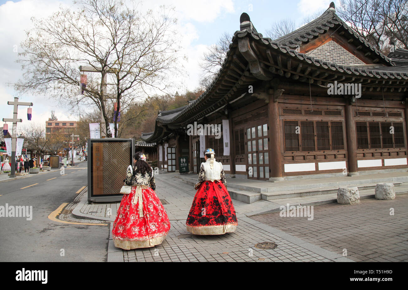 Zwei Frauen, koreanische Tracht Hanbok Spaziergang um Jeonju Hanok Dorf in Jeonju, Südkorea Stockfoto