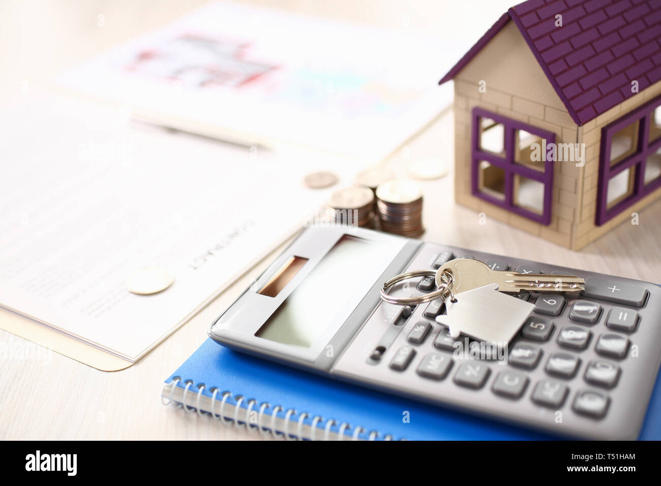 Taschenrechner, Haus Modell, Notebook, Schlüssel auf Tisch Stockfoto