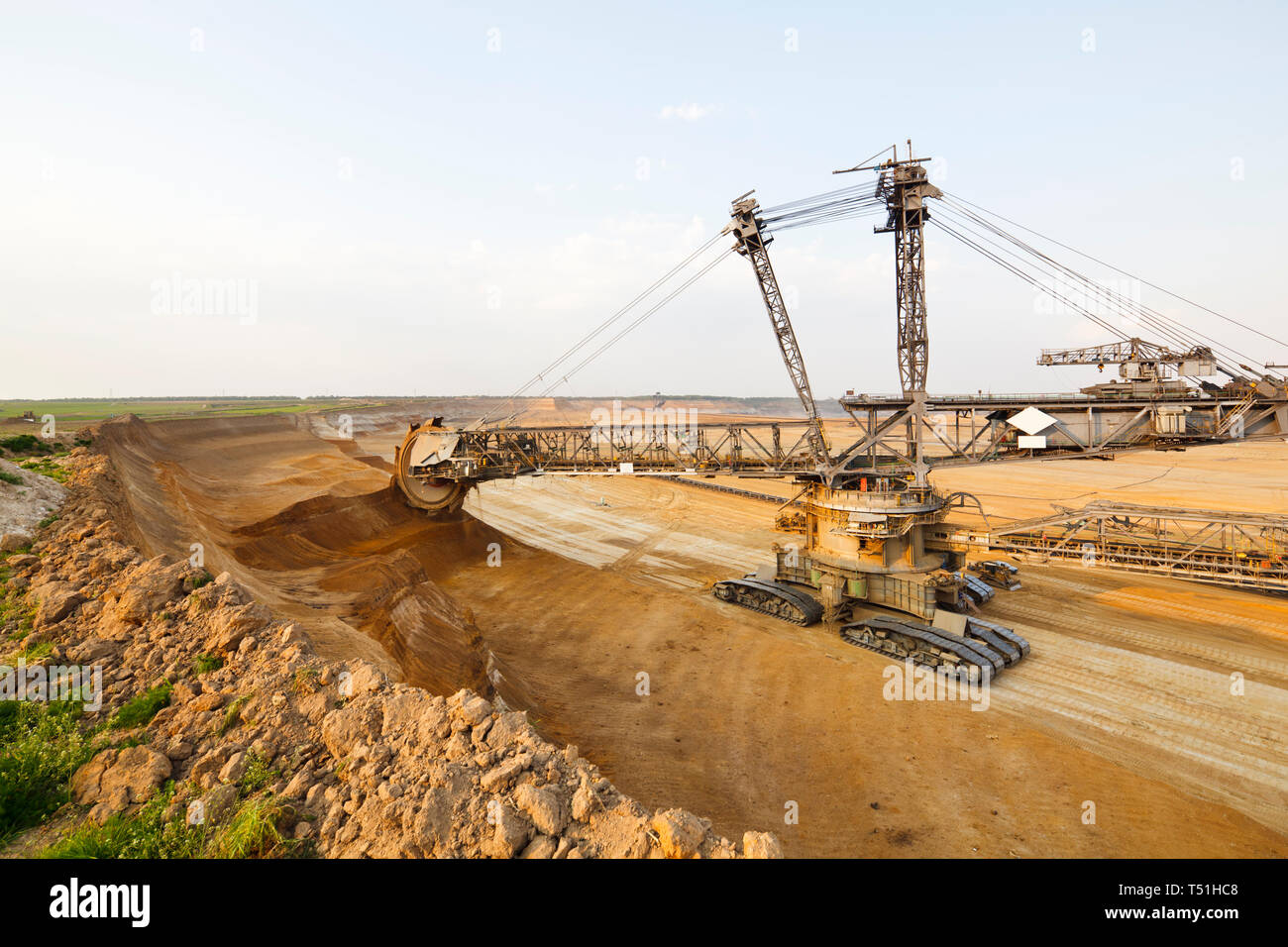 Ein Braunkohle Grube Mine mit einem riesigen schaufelradbagger, einer der weltweit größten beweglichen land Fahrzeuge. Stockfoto