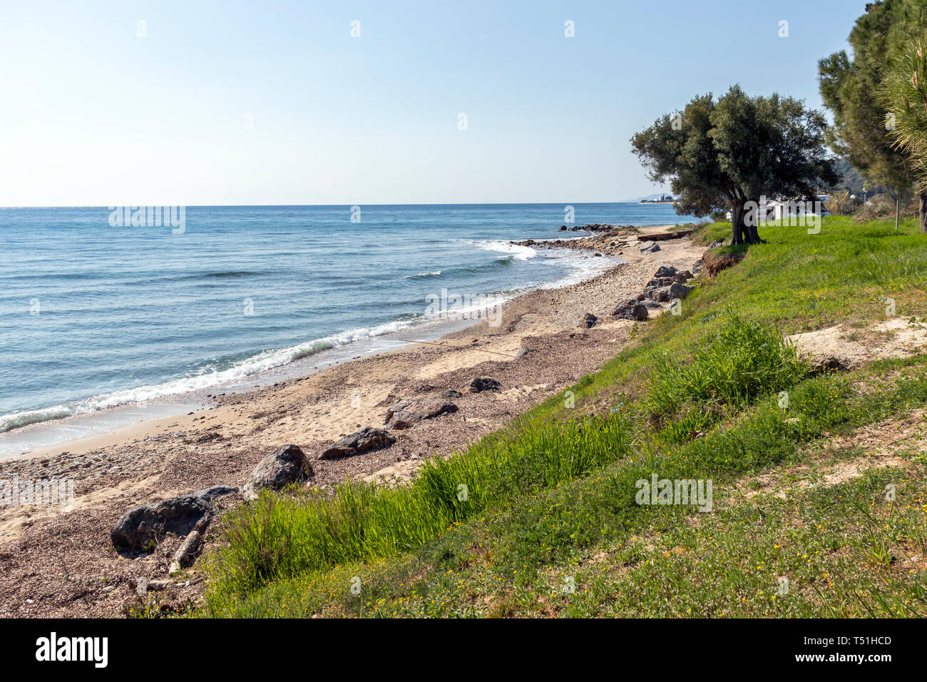 LOUTRA, Kassandra, Griechenland - 31. MÄRZ 2019: Panorama Resort von Loutra, Kassandra, Chalkidiki, Zentralmakedonien, Griechenland Stockfoto