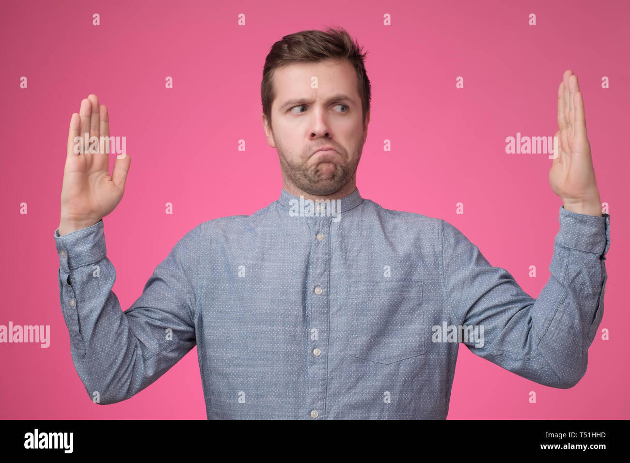 Junge europäische Mann prahlen über die große Größe Stockfoto