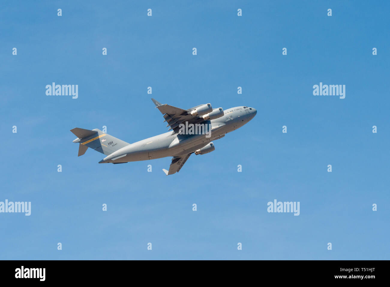 Bangalore, Indien - 22. Februar 2019: US Air Force Boeing C-17 Globemaster auf der Aero India 2019 Ausstellung in Bangalore, Indien fliegen. Aero India ist Stockfoto