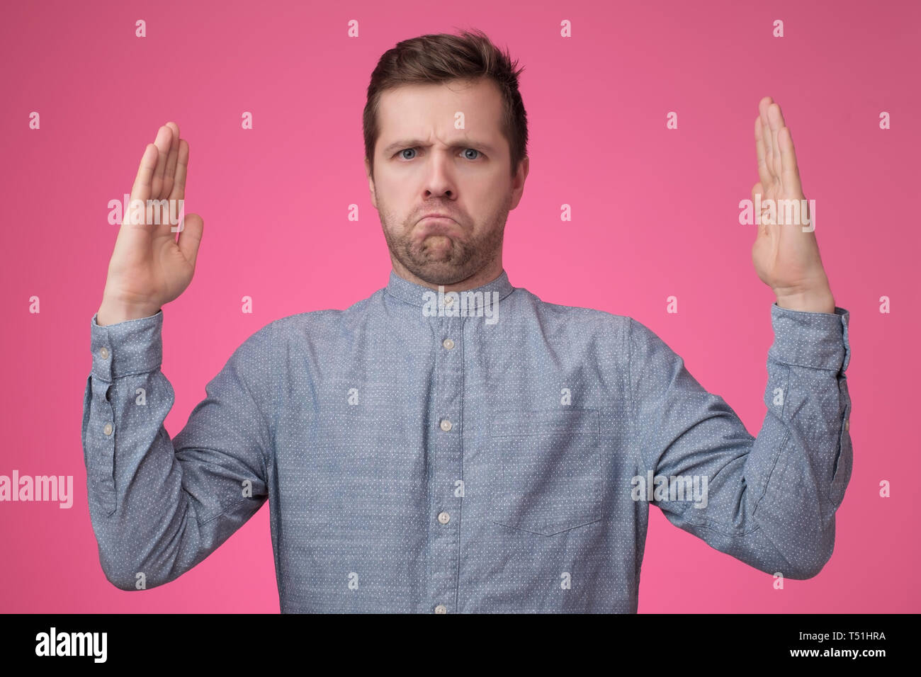 Junge europäische Mann prahlen über die große Größe Stockfoto