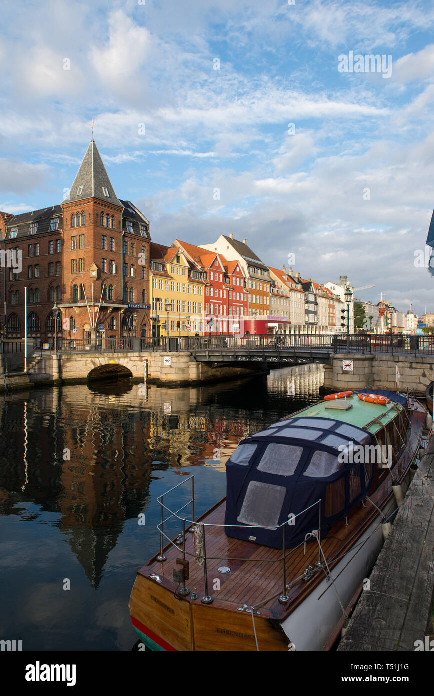 Die Chaluppen, ein hölzernes Boot in Nyhavn Canal, der aus dem 17. Jahrhundert Waterfront in Kopenhagen, Dänemark. Stockfoto