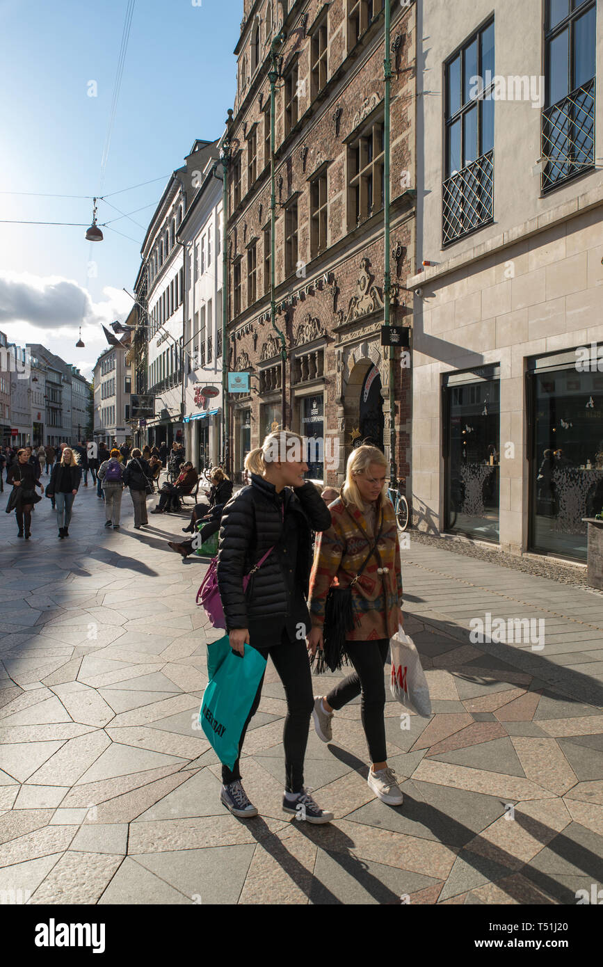 2 Damen Einkaufen in Stroget, einer der längsten Fußgängerzonen Europas, Kopenhagen, Dänemark. /2 Damen einkaufen in Stroget, einer der längsten Fuß Stockfoto