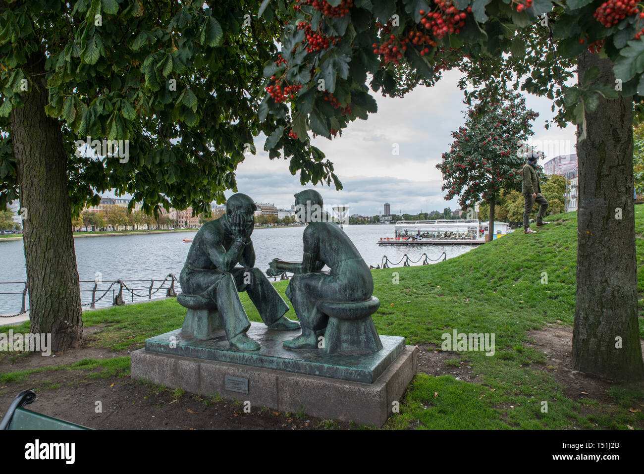 Statue "Jugendliche Sitzen" durch die dänische Bildhauer Johannes Hansen (1903 - 1995) Auf der Nørrebrogade, Kopenhagen, Dänemark. Stockfoto