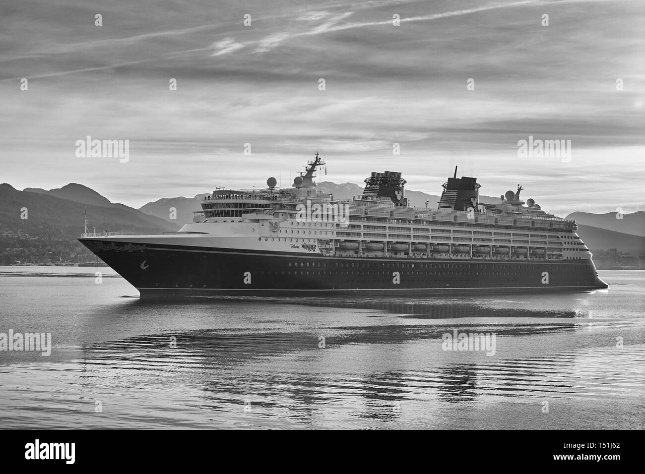 Moody Schwarz-Weiß-Foto Des Giant Disney Cruise Line Ship, Disney Wonder, Ankunft Im Hafen Von Vancouver, British Columbia, Kanada. Stockfoto