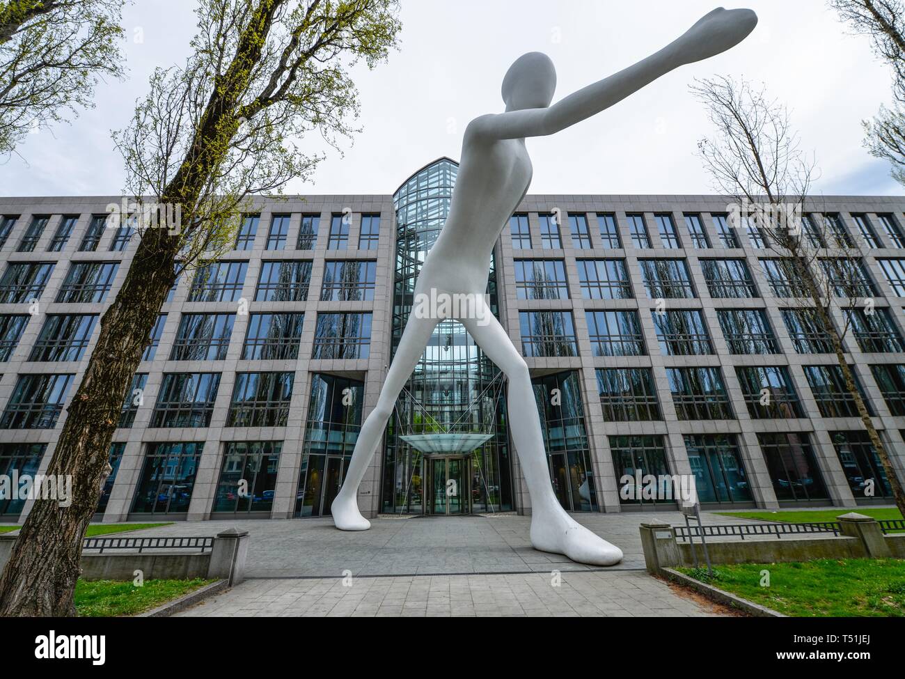 Skulptur zu Fuß Mann vor der Münchener Rück, Schwabing, München, Bayern, Deutschland Stockfoto