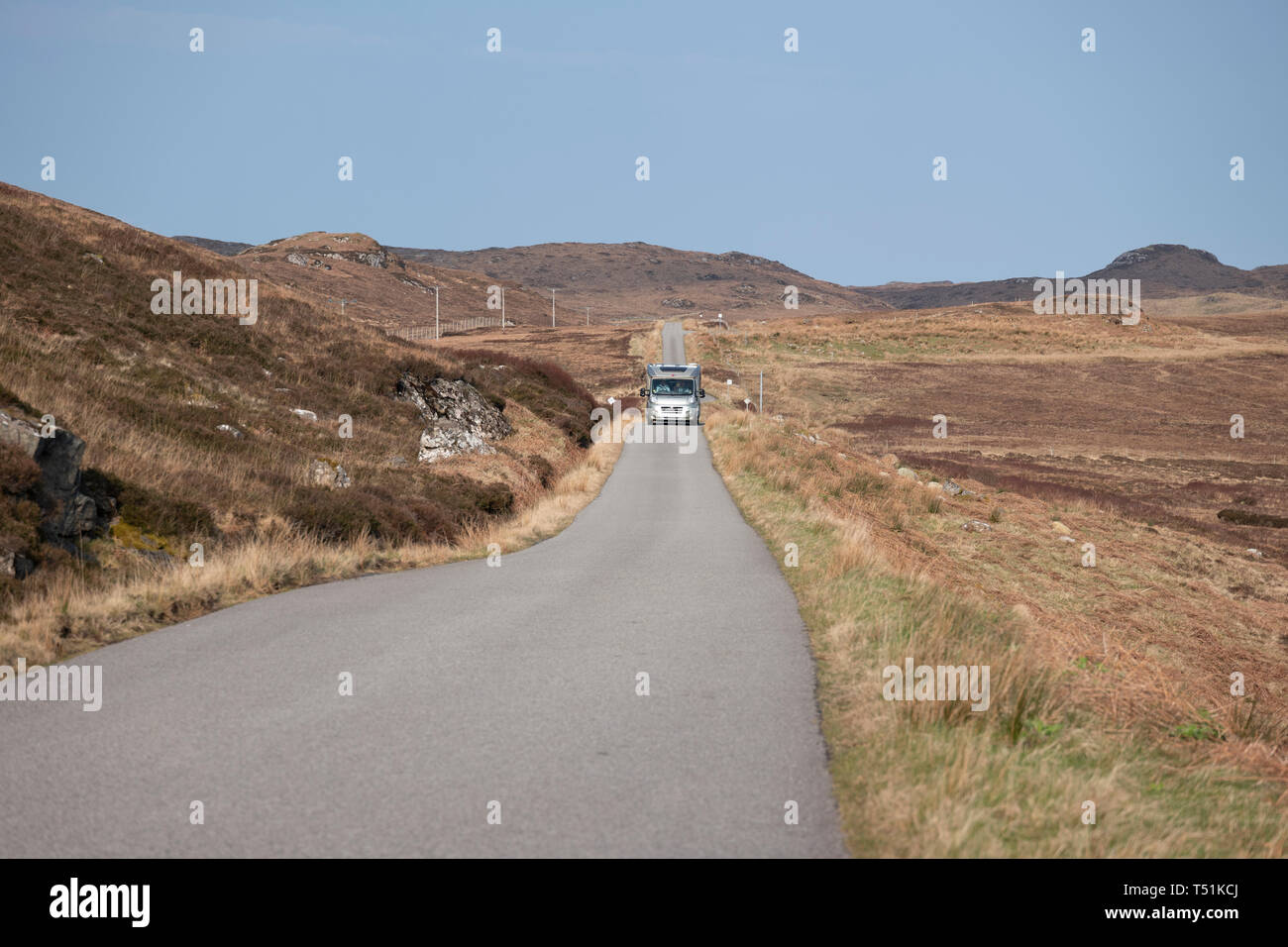 Wohnmobil auf Single Track Road von Loch Ewe, Poolewe, Westküste von Schottland. Stockfoto