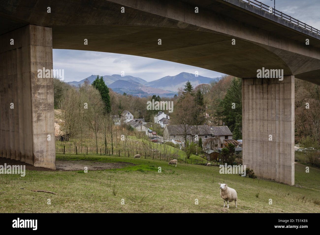 66 Keswick bypass bridge Framing der Lake District Landschaft. Stockfoto
