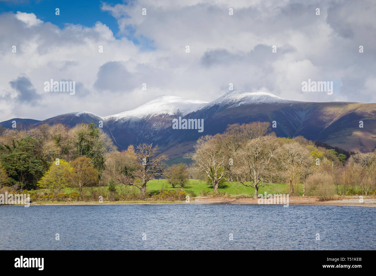 Derwentwater im Frühling mit Schnee auf Skiddaw, Cumbria, Großbritannien. Stockfoto