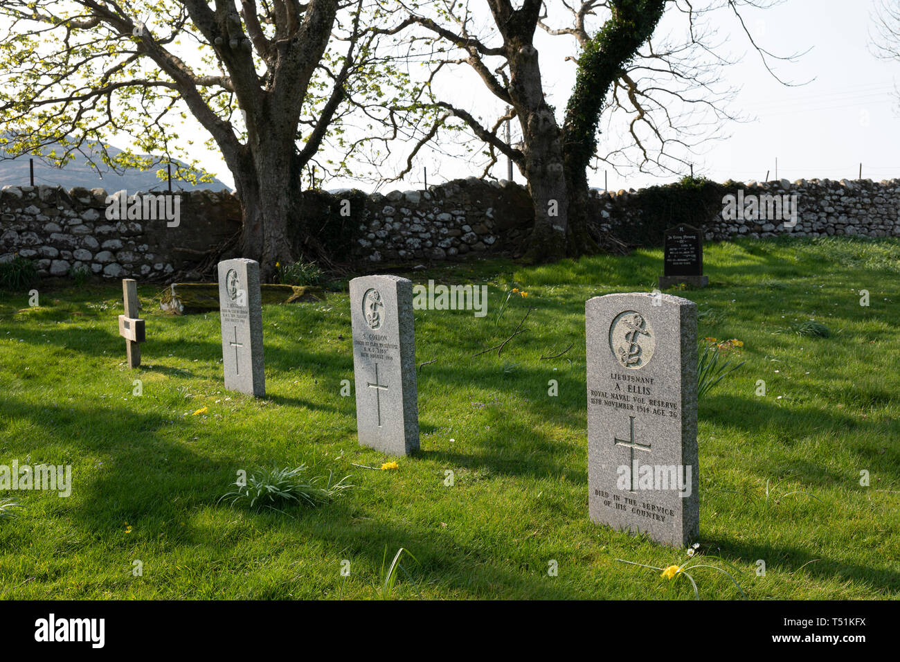 Militärische Gräber im öffentlichen Friedhof bei Poolewe, Schottland. Stockfoto