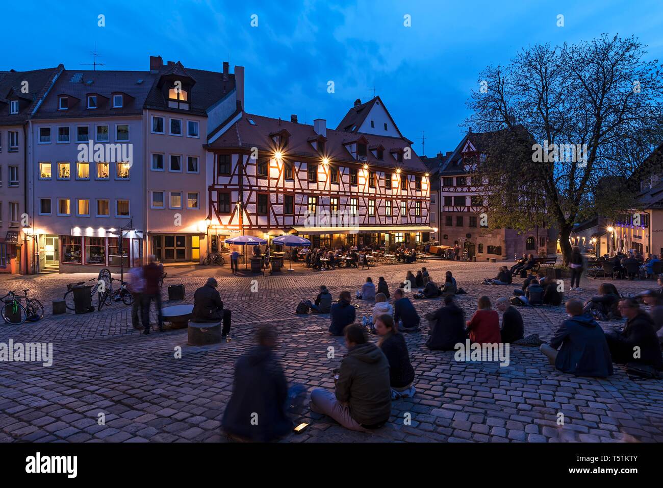 Junge Menschen auf dem Platz, historischen Restaurant in der Altstadt am Abend, Tiergartnertorplatz, Nürnberg, Mittelfranken, Bayern, Deutschland Stockfoto