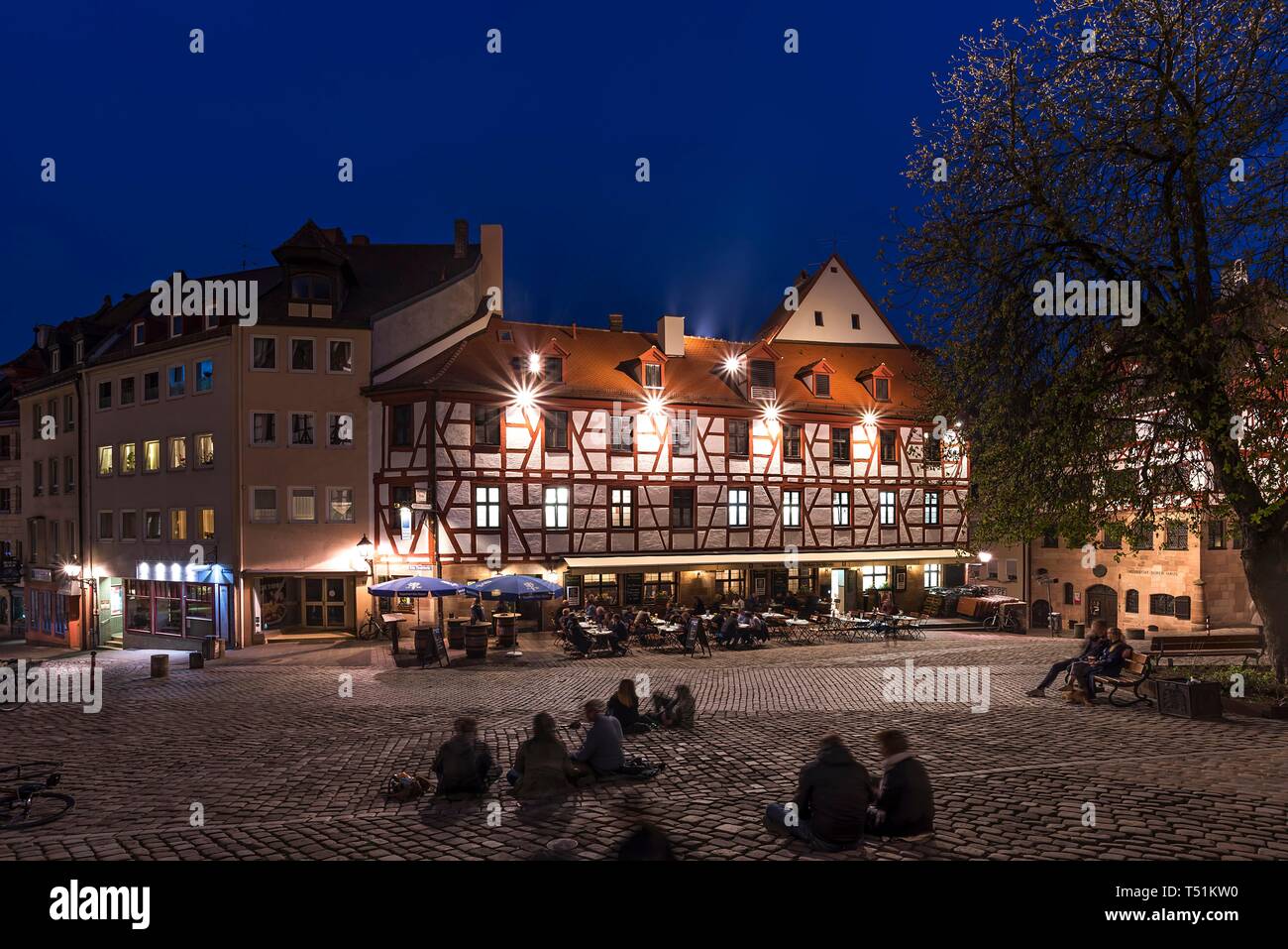 Junge Menschen auf dem Platz, historischen Restaurant in der Altstadt am Abend, Tiergartnertorplatz, Nürnberg, Mittelfranken, Bayern, Deutschland Stockfoto