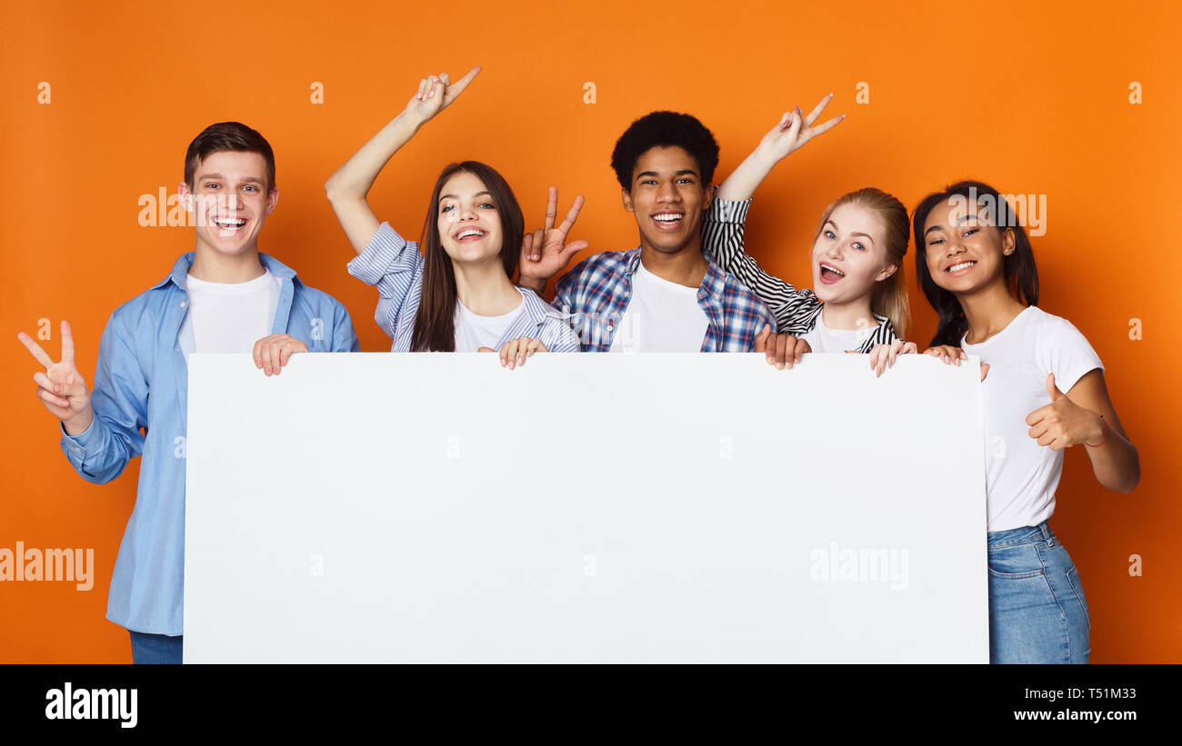 Gerne Freunde Holding leeren Banner, orange Hintergrund Stockfoto
