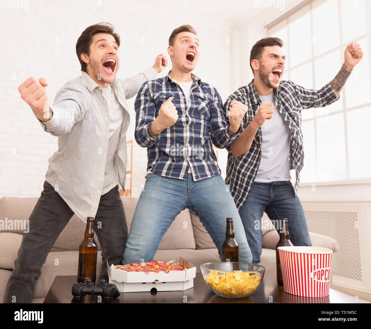 Sieg feiern. Gerne Fußball-Fans Fußball im tv Stockfoto
