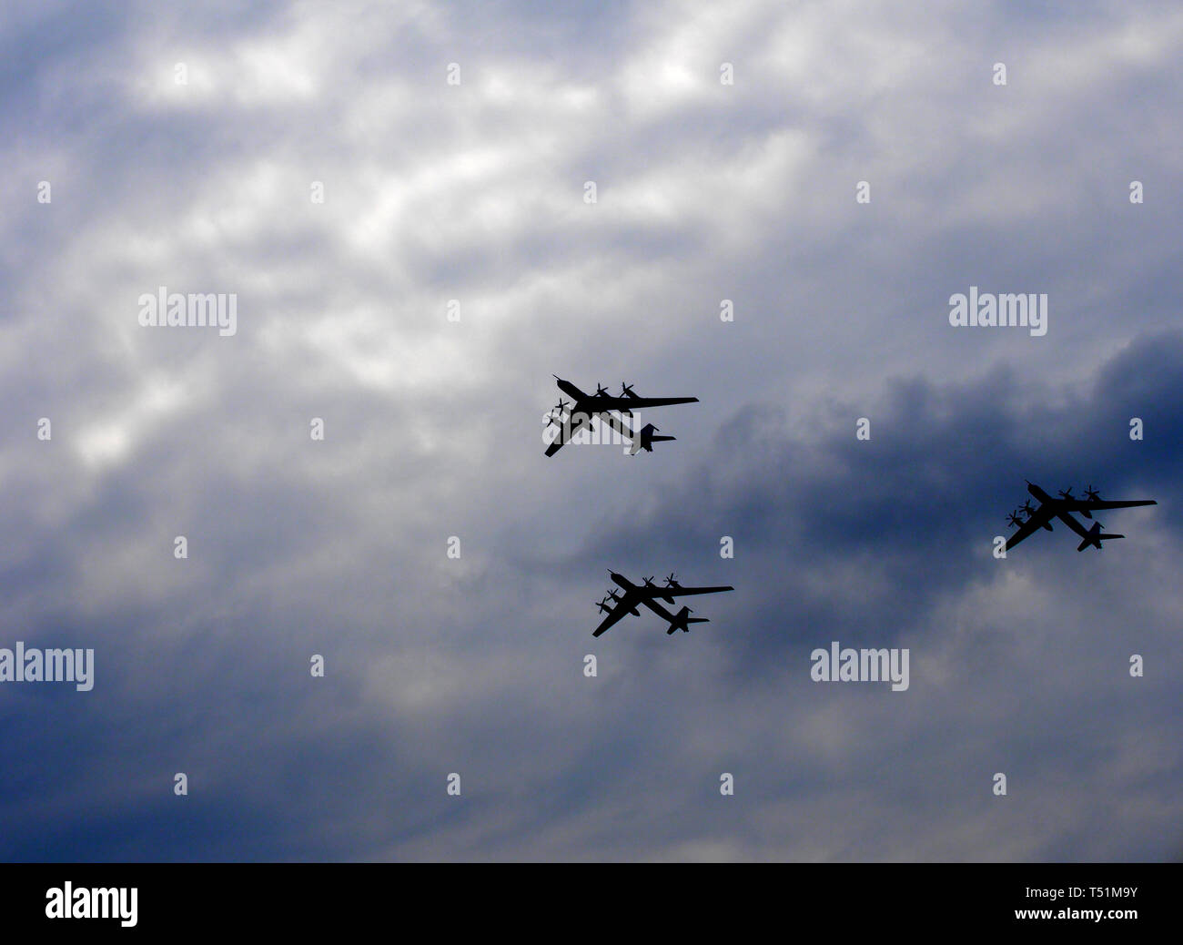 Silhouetten fliegen Russische Tu-95-Bomber gegen den Himmel. Militärische Parade. Stockfoto