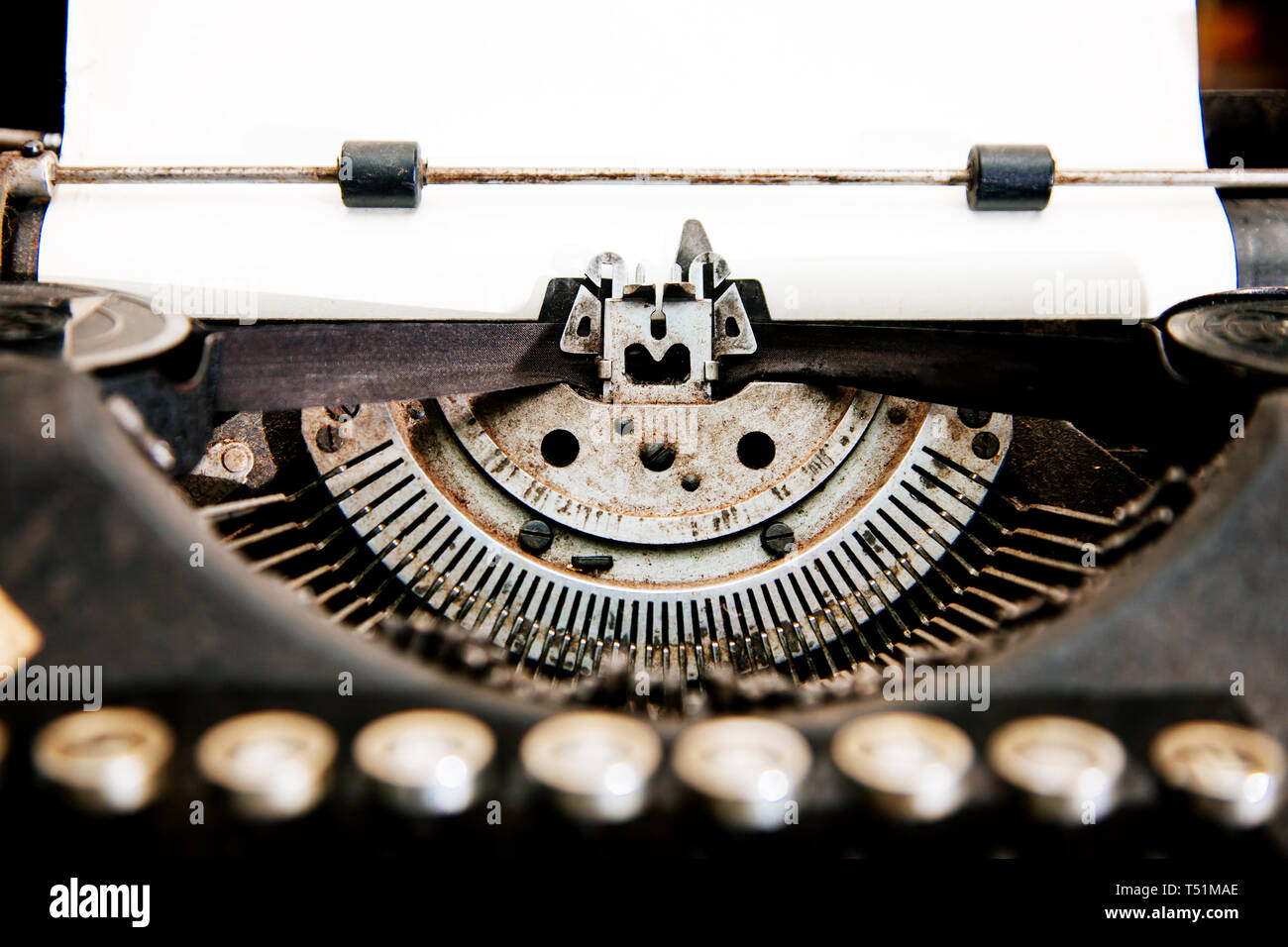 Close-up alte antike Schreibmaschine auf dem Tisch des Schriftstellers mit Papier. Stockfoto