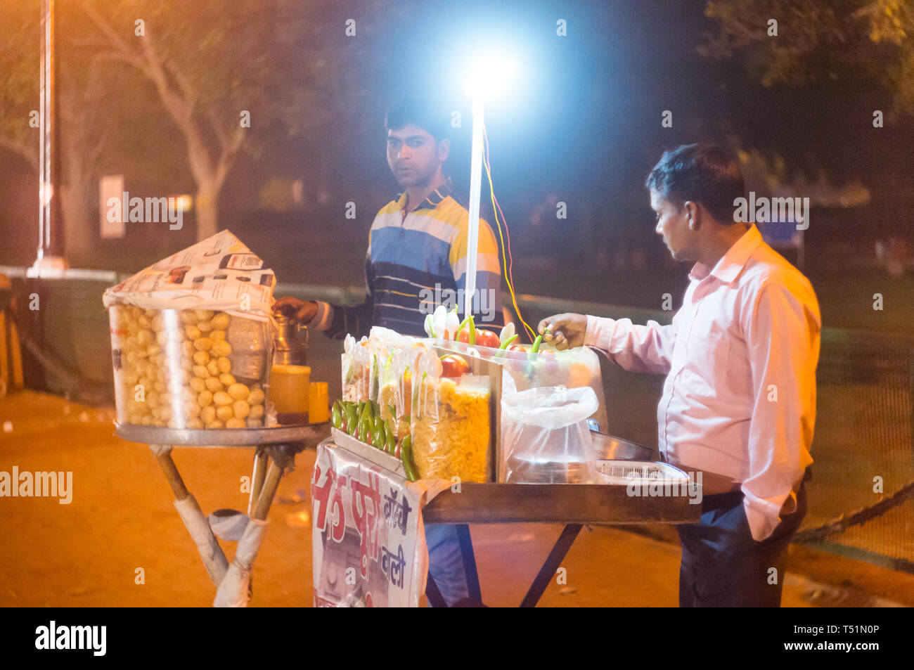 Delhi, Indien - ca. 2017: Street Food Anbietern in der Nähe der India gate Delhi in der Nacht. Zeigt eine Auswahl an Snacks liks Büchel Puri und namkeen savories whi Stockfoto