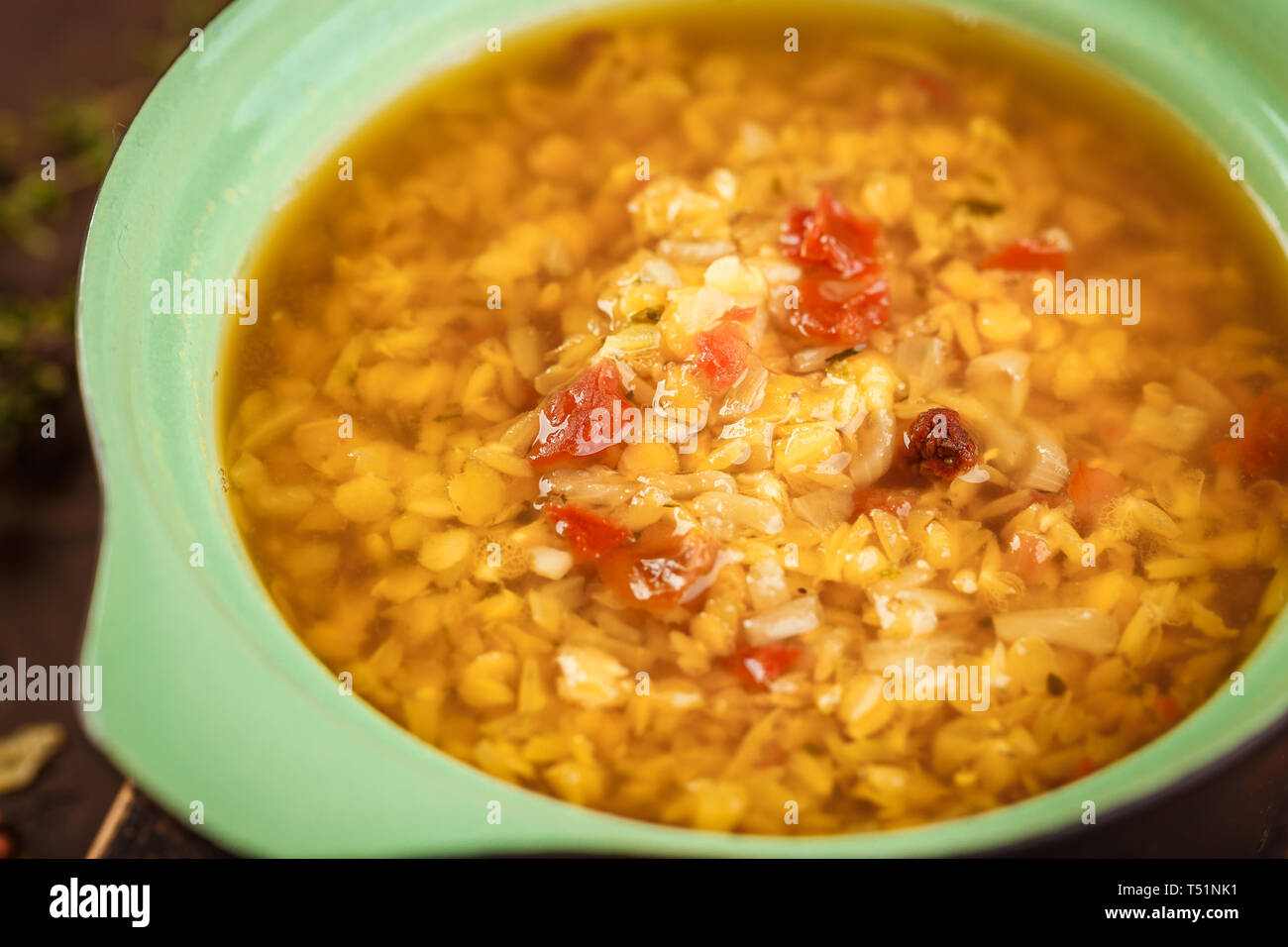 Vegetarische Linsensuppe - masoor Dal oder Dal Tadka Curry, vegane Küche. Stockfoto