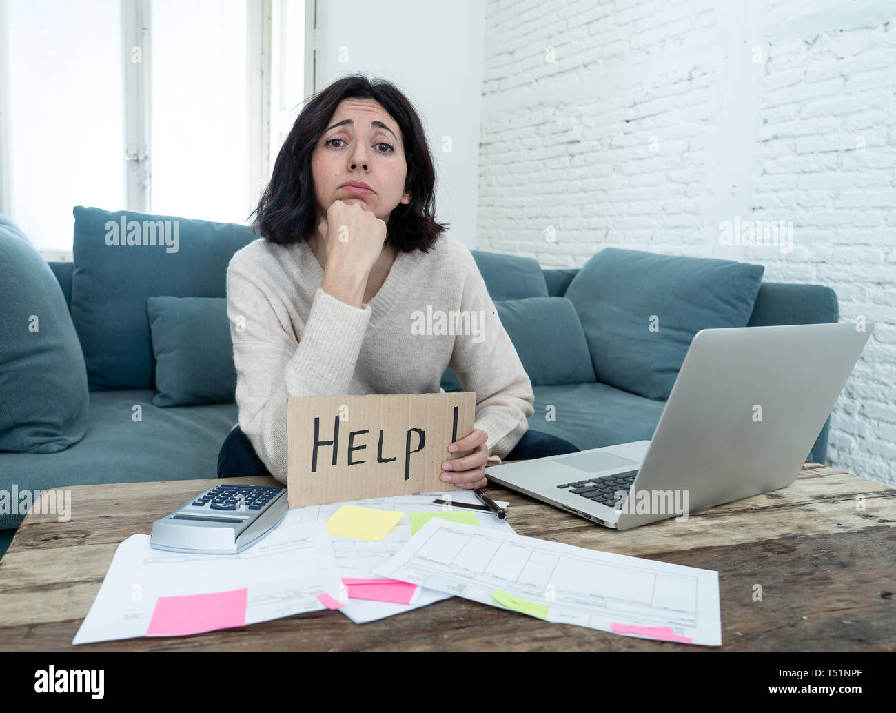 Portrait von sorgen junge Frau Gefühl gestresst und verzweifelt um Hilfe zu bitten, in der du Rechnungen bezahlen, Schulden, Steuern und Rechnungswesen home Finanzen mit Stockfoto