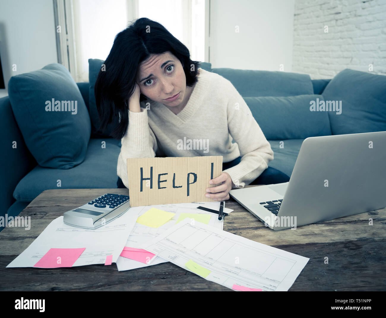 Portrait von sorgen junge Frau Gefühl gestresst und verzweifelt um Hilfe zu bitten, in der du Rechnungen bezahlen, Schulden, Steuern und Rechnungswesen home Finanzen mit Stockfoto