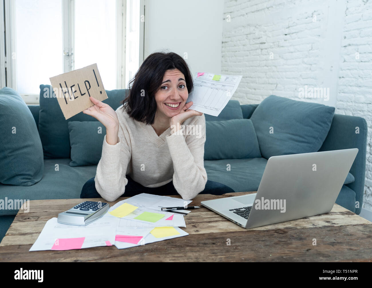 Portrait von sorgen junge Frau Gefühl gestresst und verzweifelt um Hilfe zu bitten, in der du Rechnungen bezahlen, Schulden, Steuern und Rechnungswesen home Finanzen mit Stockfoto
