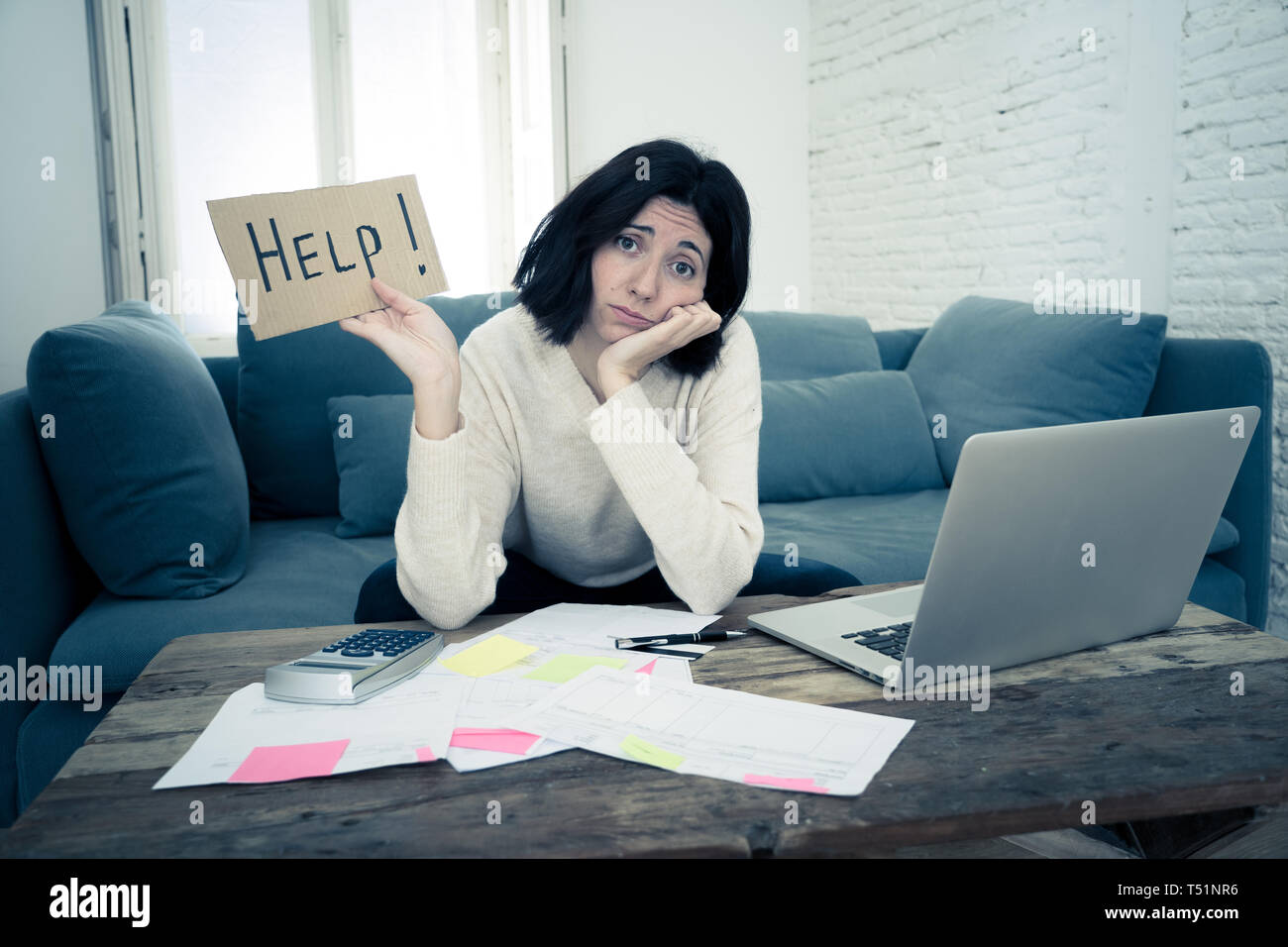 Portrait von sorgen junge Frau Gefühl gestresst und verzweifelt um Hilfe zu bitten, in der du Rechnungen bezahlen, Schulden, Steuern und Rechnungswesen home Finanzen mit Stockfoto