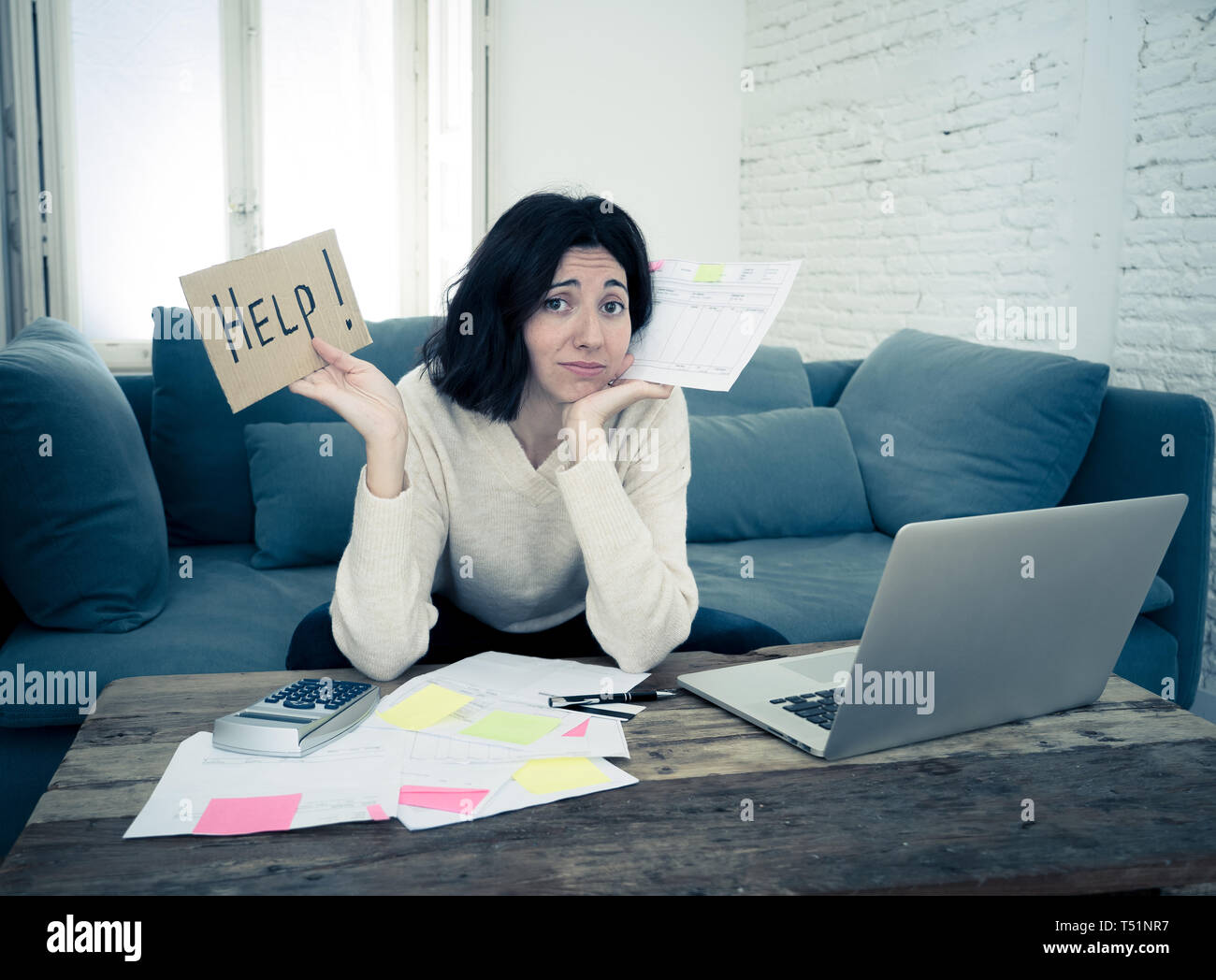 Portrait von sorgen junge Frau Gefühl gestresst und verzweifelt um Hilfe zu bitten, in der du Rechnungen bezahlen, Schulden, Steuern und Rechnungswesen home Finanzen mit Stockfoto