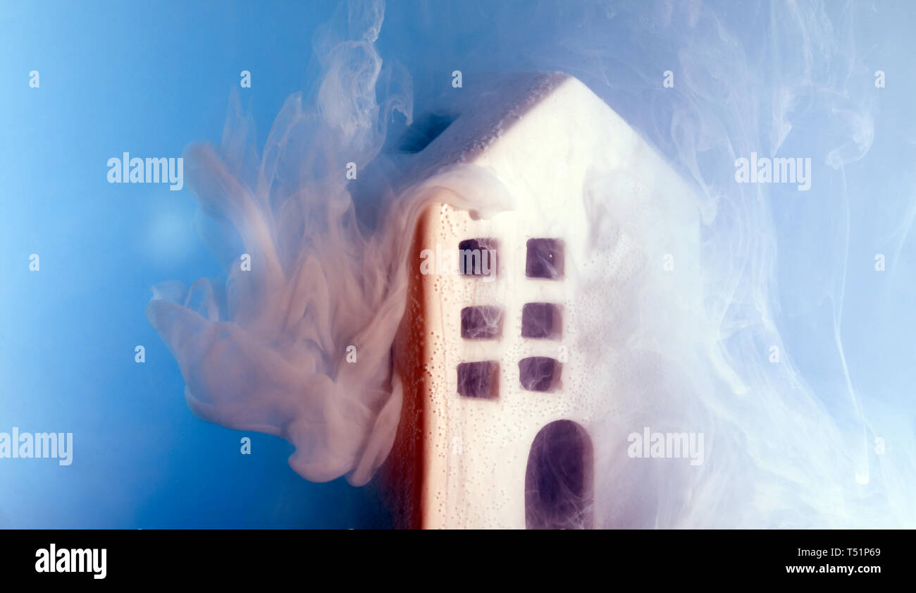 Kleine Keramische Haus Unter Wasser Mit Violetten Acrylfarben