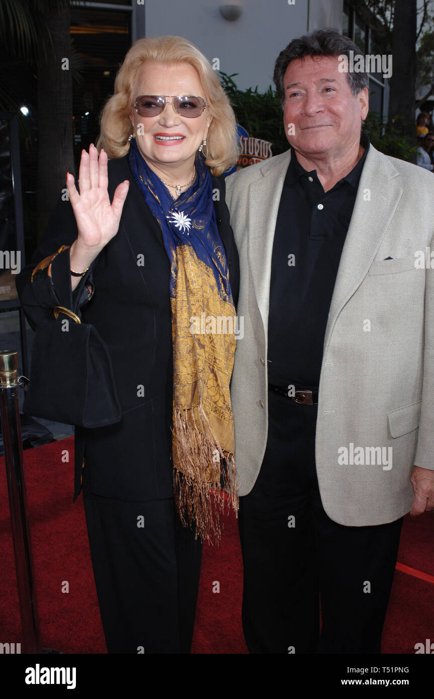 LOS ANGELES, Ca. August 02, 2005: Schauspielerin Gena Rowlands & Mann bei der Weltpremiere in den Universal Studios Hollywood, ihres neuen Films die Skeleton Key. © 2005 Paul Smith/Featureflash Stockfoto