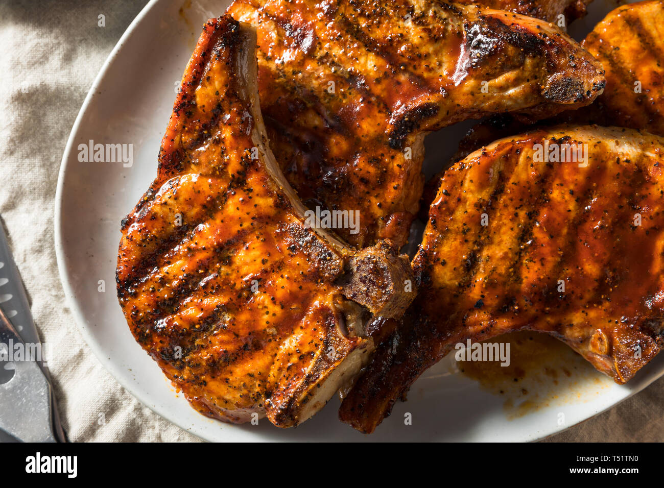 Hausgemachten Grill Schweinekoteletts bereit zu Essen Stockfoto