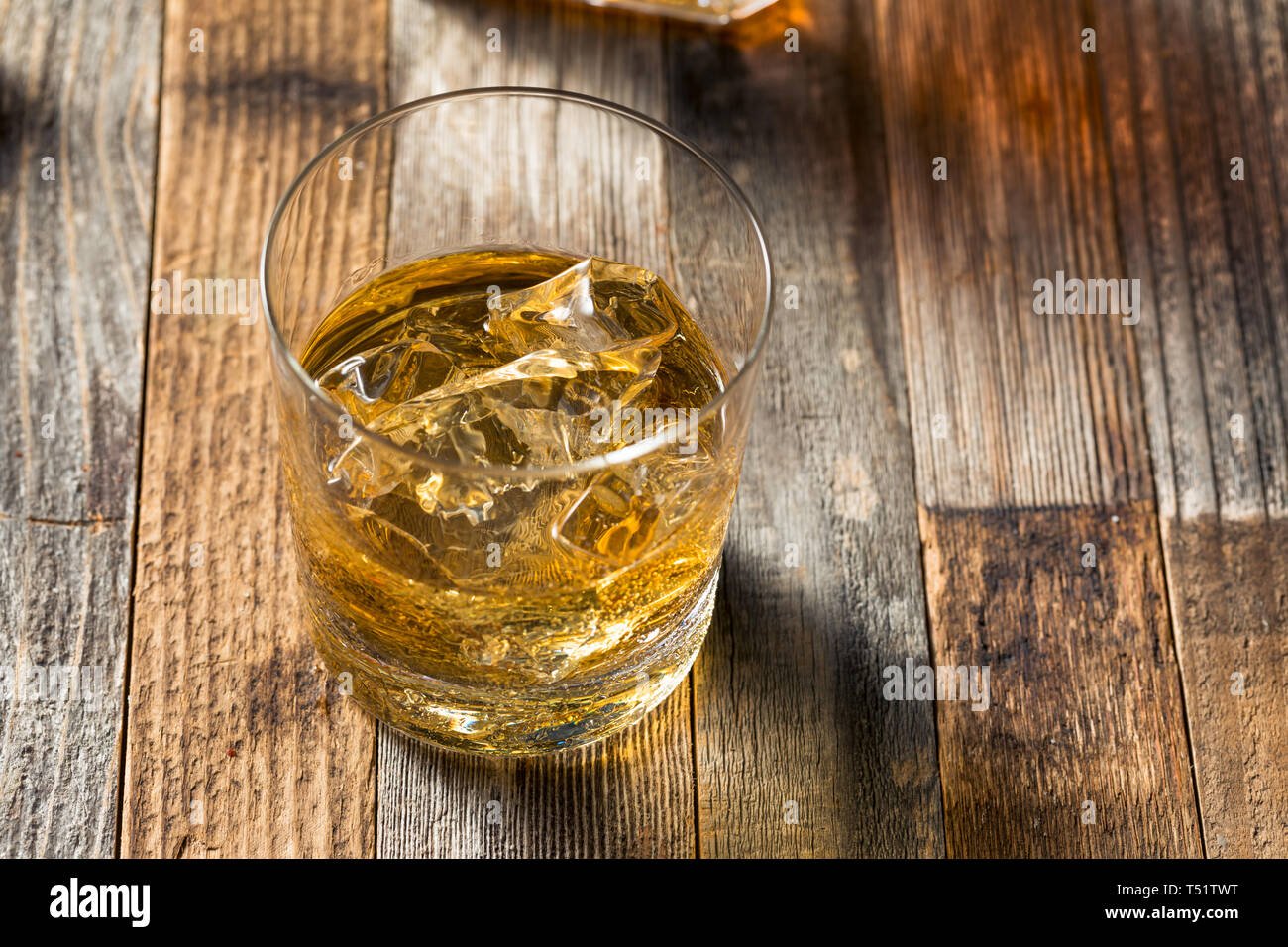 Amber Whiskey auf den Felsen in ein Glas Stockfoto