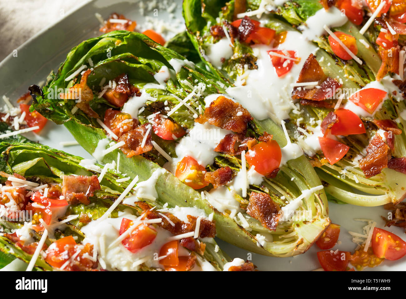 Hausgemachte gegrillte Romaine Blau Käse Salat mit Speck und Käse Stockfoto