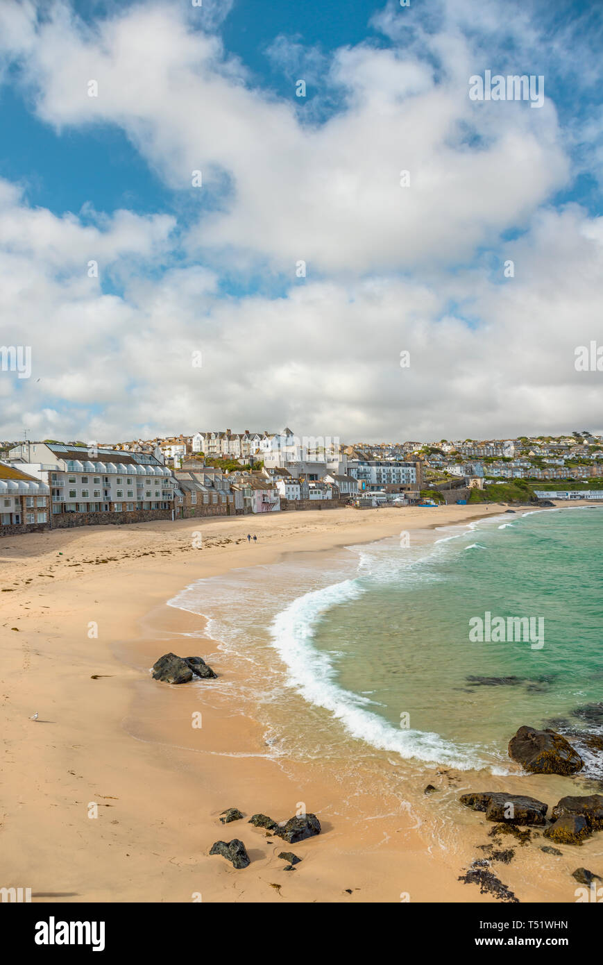 Porthmeor Beach von der Inselhalbinsel aus gesehen, St. Ives, Cornwall, England, Großbritannien Stockfoto