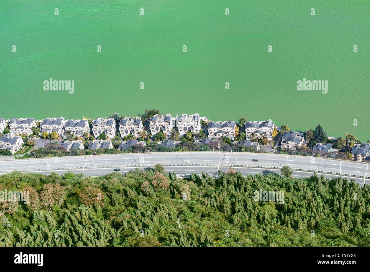 Luftaufnahme von der Straße und reiche Häuser, Dianchi See. Kunming. China. Blick von West Berge. Stockfoto