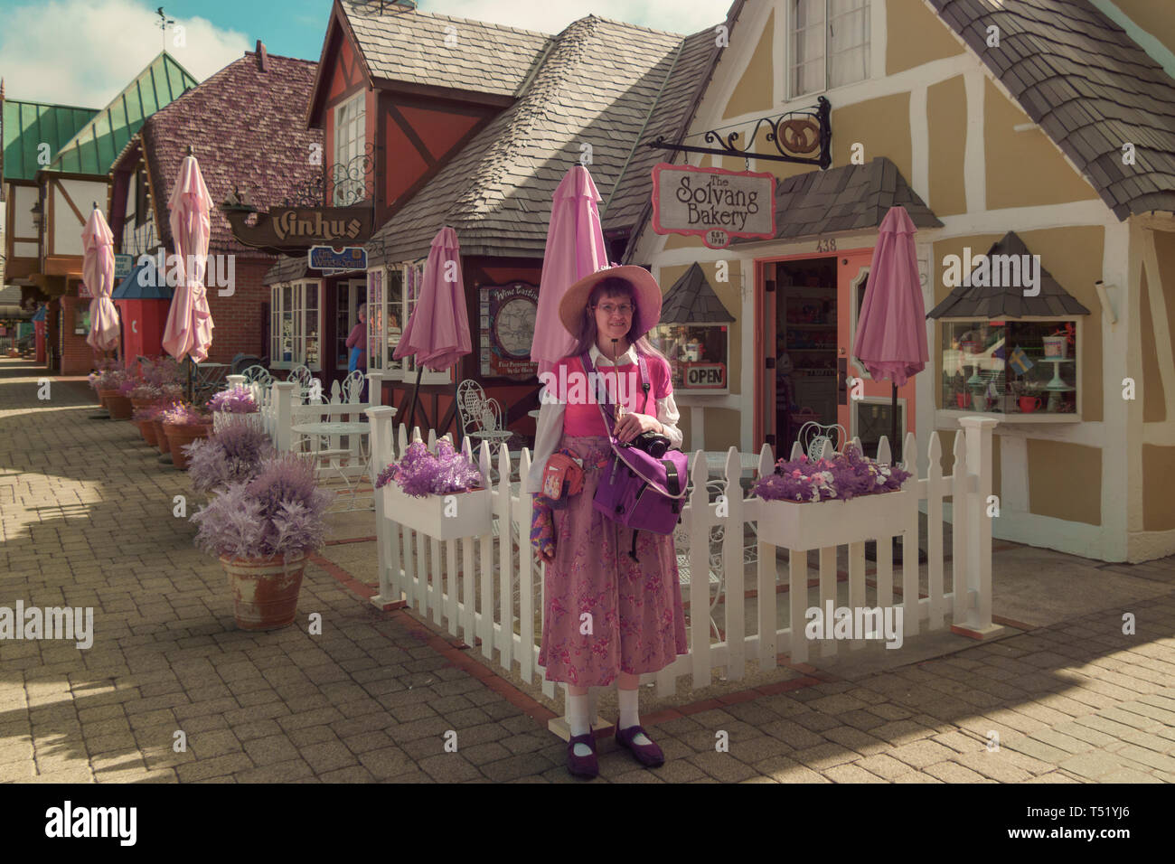 Touristische auf bürgersteig vor der Bäckerei in kleine touristische Stadt. Stockfoto