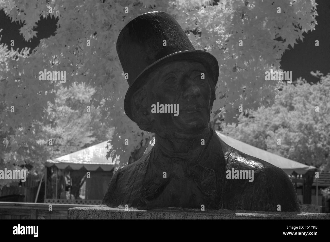 Bronzestatue von Hans Christian Anderson, Schwarz und Weiß Infrarot. Stockfoto