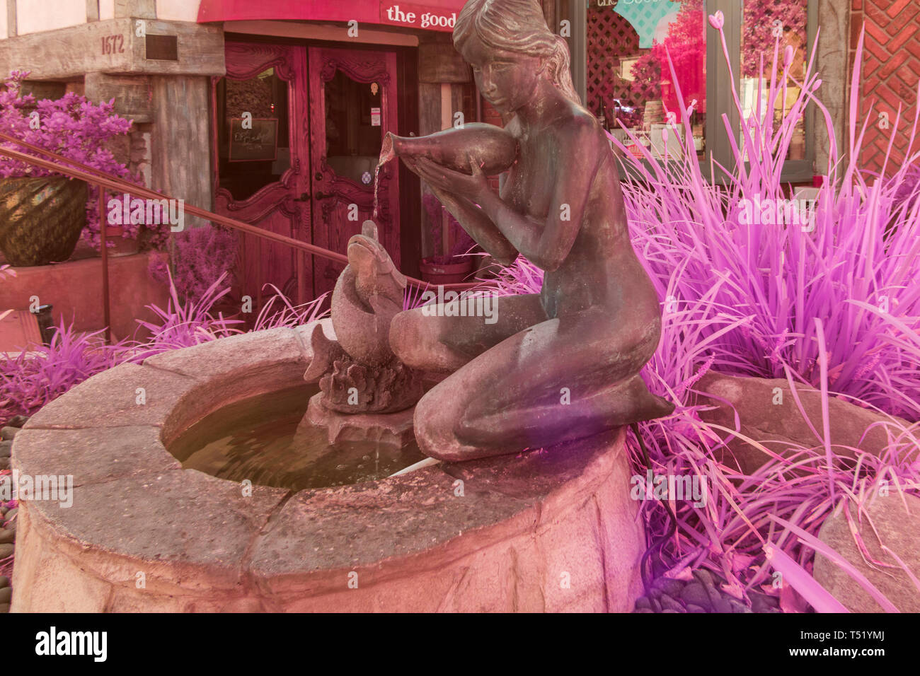 Die kleine Meerjungfrau Brunnen, Hyper color Infrarot übersicht Vegetation in Pink. Stockfoto