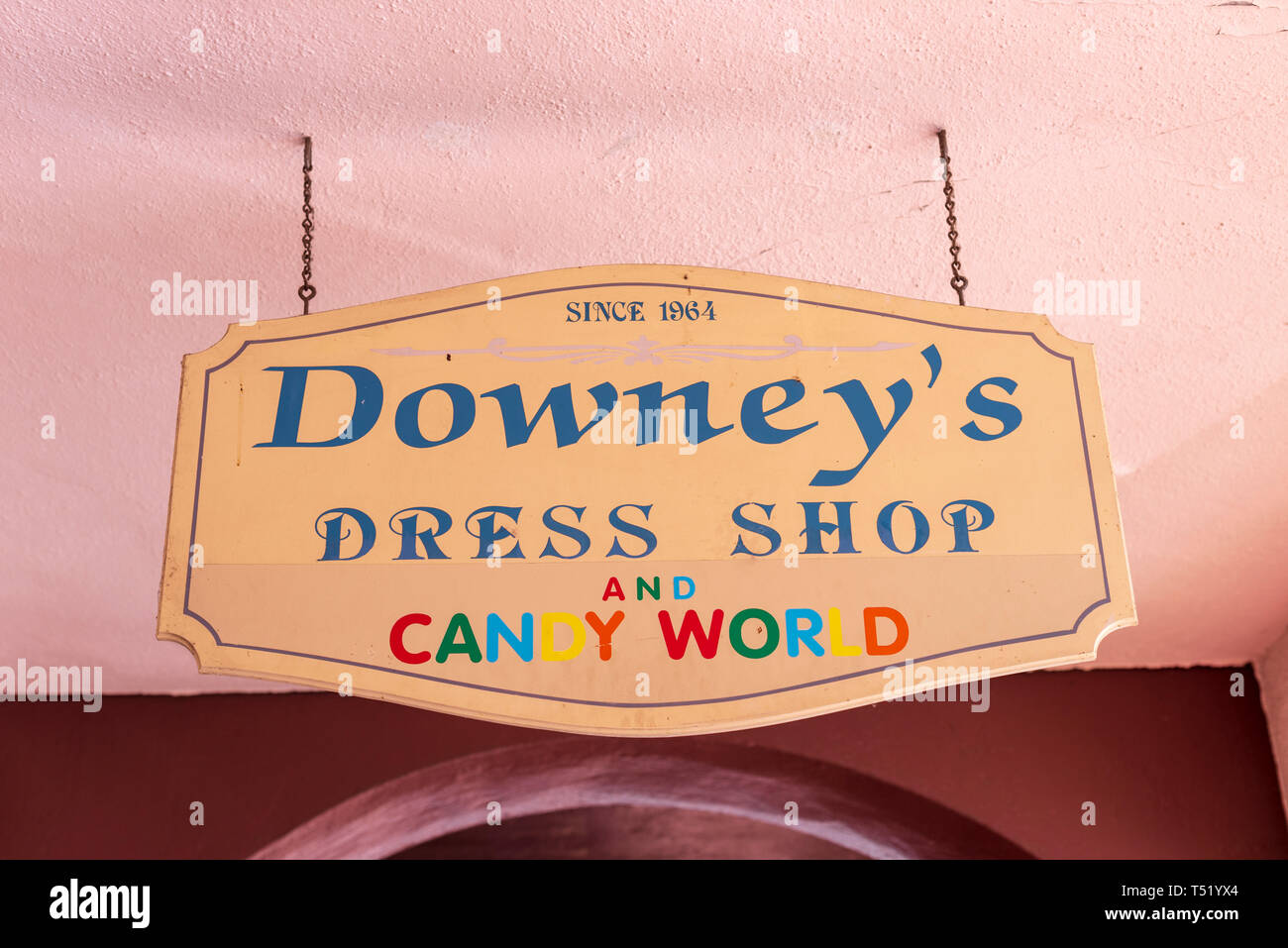 Holz Aufhängen des vorderen Schild 'Downye Dress Shop und Candy World' Stockfoto