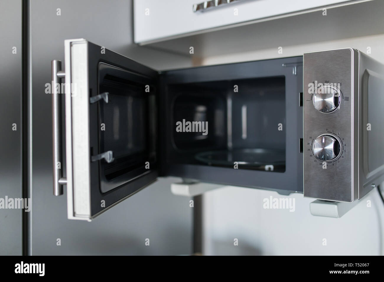 Leere Mikrowelle mit offener Tür Stockfotografie - Alamy