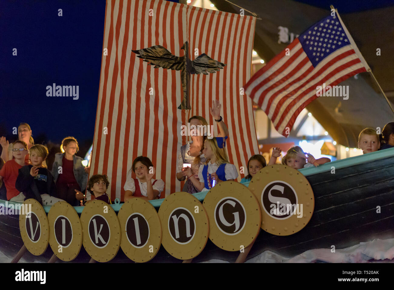 Kinder in Viking Parade Boot (float) mit amerikanischer Flagge schwenken. Stockfoto