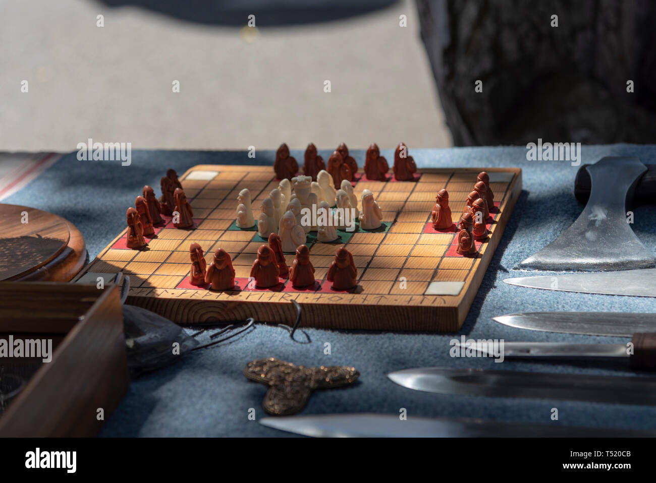 Tabelle mit handgefertigten Gegenstände, Messer und ein Spiel. Das alte Spiel der Vikings. Stockfoto