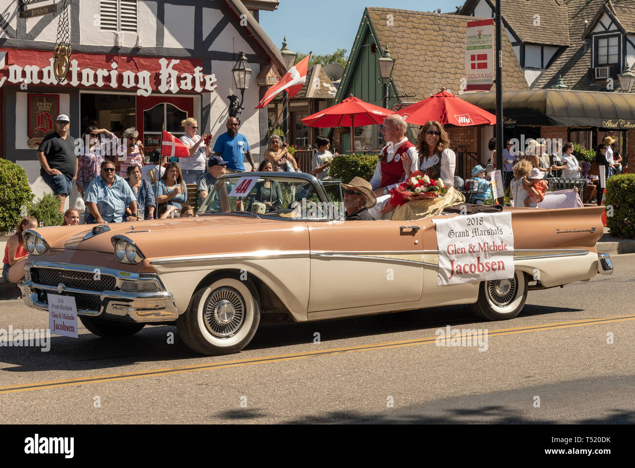 Die Menschen befreien, die in zwei Ton antiken Cabrio in der Street Parade. Stockfoto