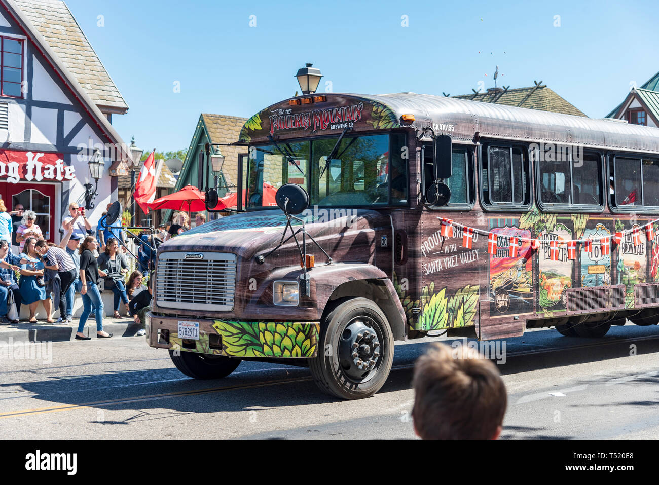 Alte bemalte School Bus im Dänischen Tage Street Parade. Stockfoto