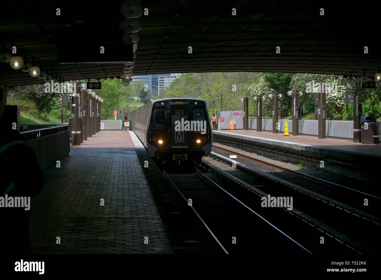 Serie 7000 Kawasaki Zug, Washington DC Metro, Arlington Friedhof Station Stockfoto