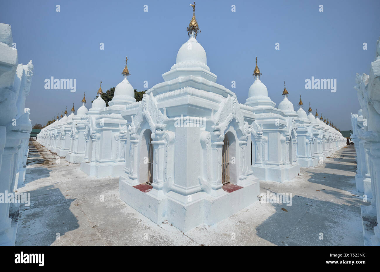 Ein Weitwinkel, Grafik einen Blick auf einige der mehr als 700 Stupas, die jeweils eine Platte von der größte Buch der Welt enthalten. In der Kuthodaw Pagode in Manda Stockfoto