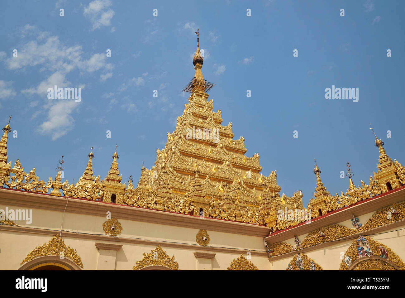 Die am meisten verehrten Tempel im Mandalay, Myanmar, die glänzend, gold Mahamuni Buddha Tempel. Stockfoto