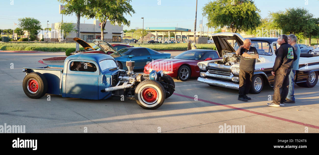 Kennedale, Texas - April 19,2019 Freitag Nacht classic car und Hot Rod show in Kennedale, Texas mit Personen, die in einem sehr Low Rider Truck.. Stockfoto