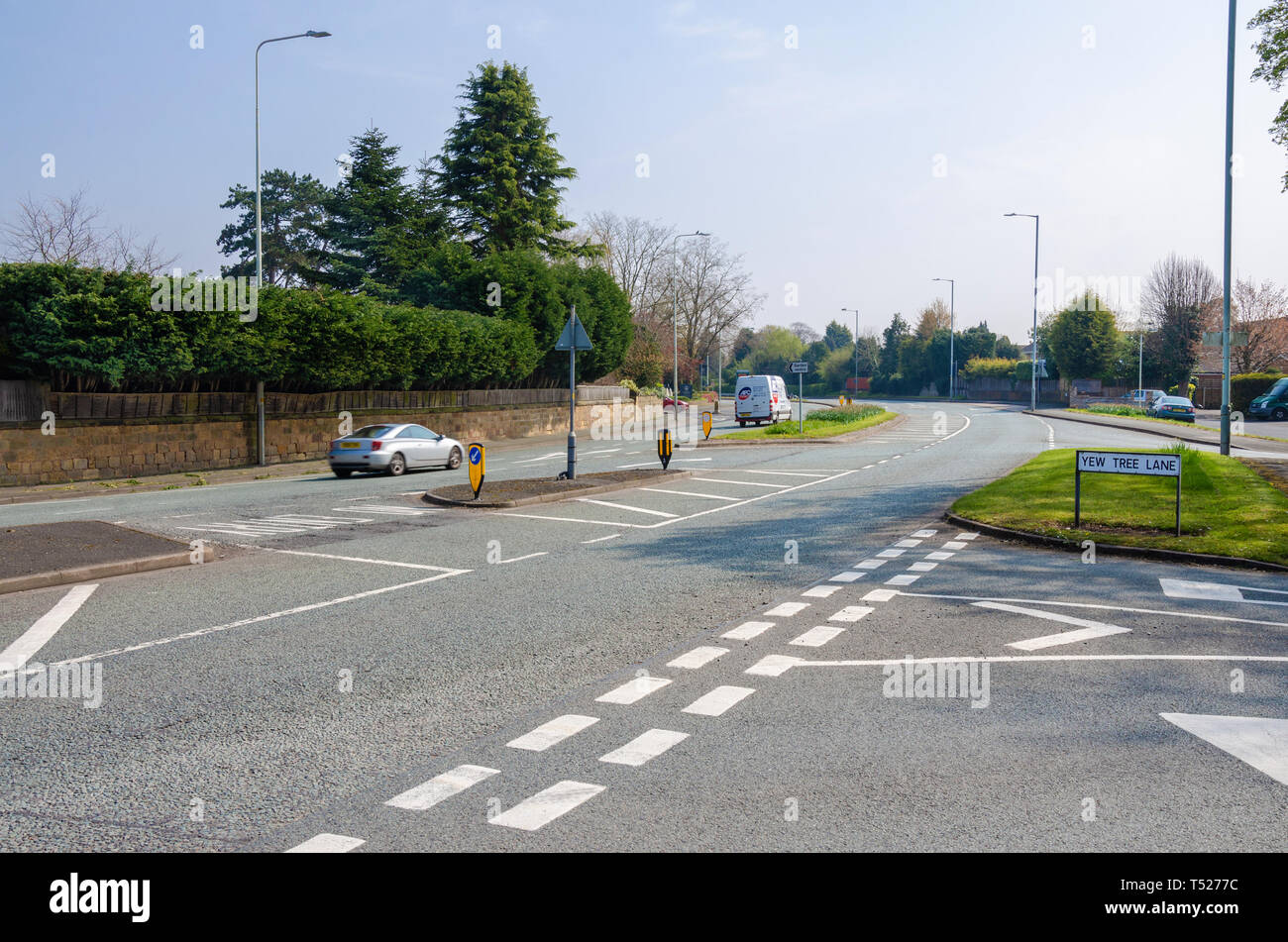 Die Kreuzung, wo Yew Tree Lane die Wergs Straße trifft, Dies ist die A41, die Hauptstraße in Wolverhampton. Stockfoto